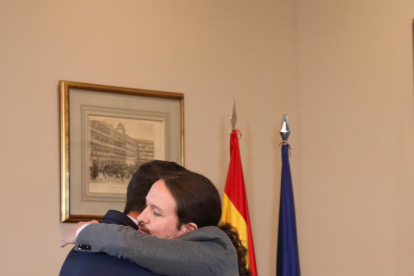 Imatge de Sánchez i Iglesias abraçats després de signar el preacord