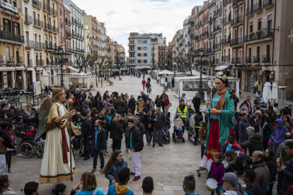 El gegantó Arcàngel de Sant Rafael y la Geganta Frida en la plaza de la Font.