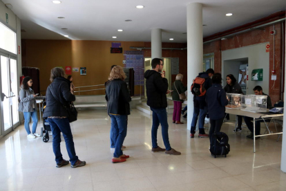Vecinos del centro de Tarragona votando en el Instituto Vidal i Barraquer, este 10-N.