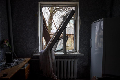 Foto de la finestra d'una casa afectada per projectils a Cherniguiv.
