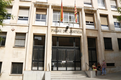 Fachada principal de la Audiencia de Tarragona.