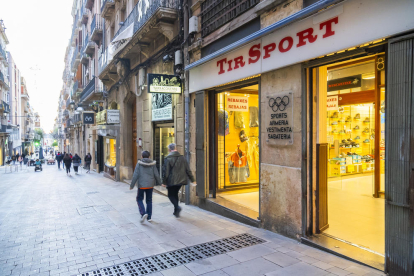 La tienda Tir Sport, ubicada en el número 3 de la calle Comte de Rius, en Tarragona.