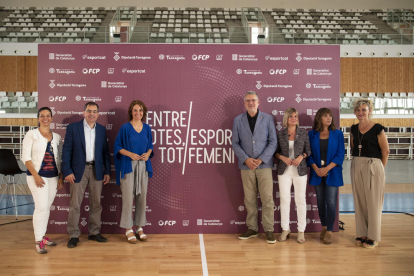 Los diferentes representantes de Tarragona y de la Generalitat durante el acto de presentación.