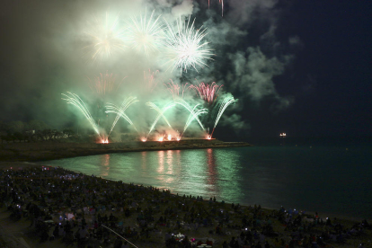 La playa del Milagro acogió ayer centenares de personas que disfrutaron de la primera jornada de castillos de fuegos.