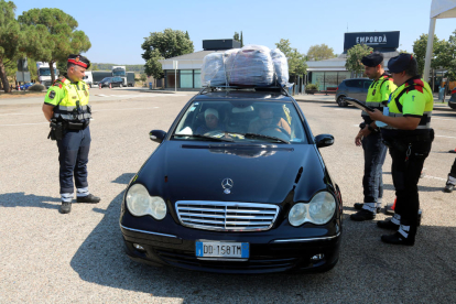 Els Mossos controlant un cotxe en el marc del dispositiu Pas de l'Estret, a l'àrea de servei de l'Empordà.