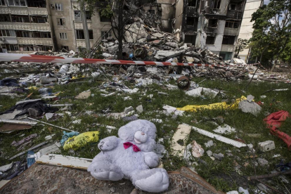 Imatge d'arxiu d'un edifici d'apartaments destruït per missils russos a Járkov, Ucrania.