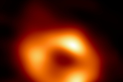 La primera imatge de Sgr A*, el forat negre supermassiu del centre de la Via Làctia.