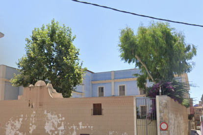 Imatge de l'exterior de la Casa Canals de Tarragona, on es pot veure l'eucaliptus talat.