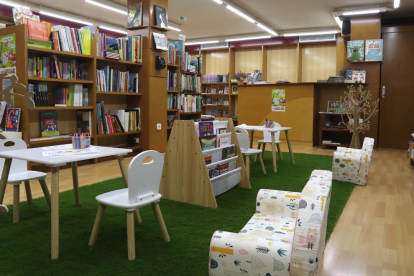 Imagen de la planta inferior de la librería La Capona dedicada al público infantil y juvenil.
