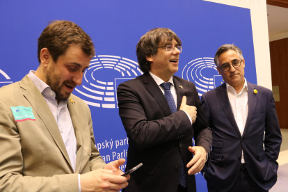 Pla conjunt de Toni Comín, Carles Puigdemont i Ramon Tremosa abans d'atendre els mitjans a l'Eurocambra