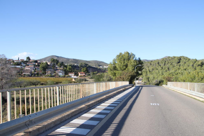 Imagen del barrio del Priorat de la Bisbal visto desde el acceso del puente de la autopista.