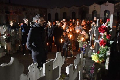 Imagen de una de las visitas nocturnas al Cementerio de Reus