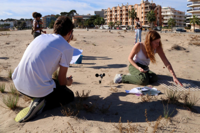 Imatge d'alumnes de la International School of the Hague participant en l'activitat de renaturalització de la platja de Torredembarra.