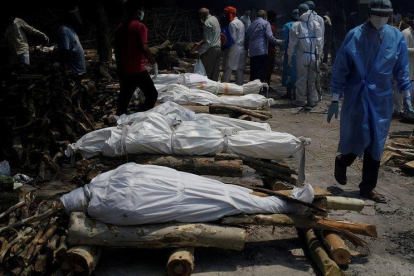 Cadàvers a punt de ser incinerats a l'índia, un dels païssos més afectats per la pandèmia.