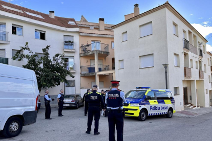 Imatge de la presència policial per la desocupació de quinze pisos de l'edifici de la plaça Martorell de Roda de Berà.