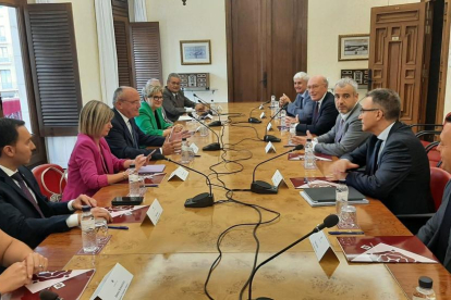 Imatge de la reunió entre l'alcalde de Reus i el president d'Aena.
