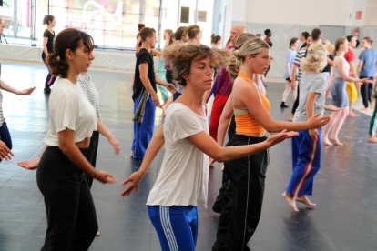 Alumnes ballant en la primera classe formativa del Deltebre Dansa.