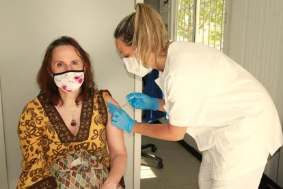 Una infermera administra una de les últimes dosis de vacuna contra la covid-19.