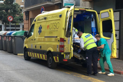 Una ambulància traslladant un pacient.