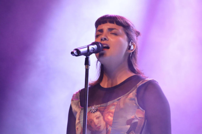 Alba Morena durant l'actuació de presentació del seu nou treball al Mercat de Música Viva de Vic.