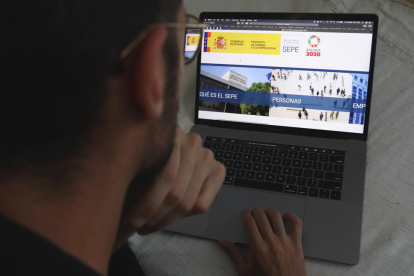 Un home mirant la pàgina web del Servei Estatal Públic d'Ocupació (SEPE).