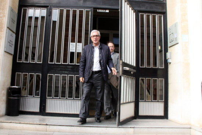 Imatge d'arxiu de l'alcalde de Tarragona, Josep Fèlix Ballesteros, creuant la porta dels jutjats després de declarar com a investigat pel cas Inipro el 26 de gener del 2016.