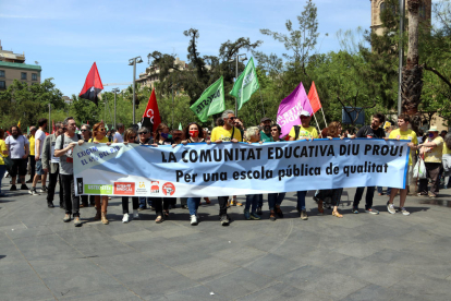 La cabecera de la marcha con una pancarta que dice: 'La comunidad educativa dice lo suficiente'