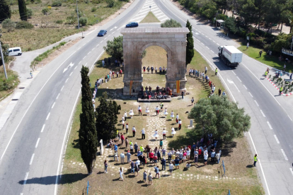 Imatge del l'Arc de Berà envoltat pels sardanistes.