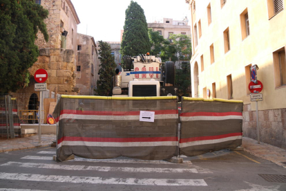 Instal·lació d'una grua a Ca l'Agapito de Tarragona per restaurar l'emblemàtic edifici.