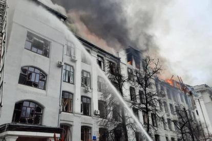 Ataque de Rusia con un cohete en un edificio en Járkov.