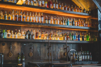 Imagen de un bar con botellas de alcohol.