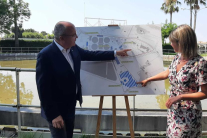 El alcalde de Reus, Carles Pellicer, y la vicealcaldesa, Noemí Llauradó, presentando el proyecto de una planta solar fotovoltaica de autoconsumo en la estación depuradora de aguas residuales de Reus.