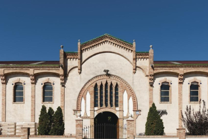 Façana del Celler Cooperatiu de Vila-rodona.