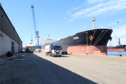 Imatge d'un vaixell carregat de cereals descarregant la mercaderia al port de Tarragona.