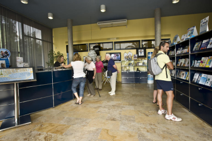 Imagen de archivo del interior de la oficina de turismo de Cambrils.