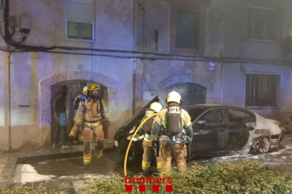 El foc va afectar la façana exterior d'un habitatge.