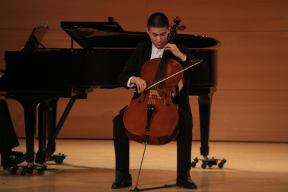 El músic Jizheng Fang, durant l'audició.