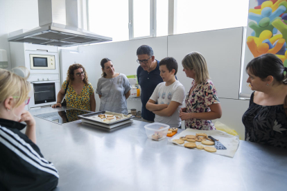 Un dels nens del casal explicant l'activitat.