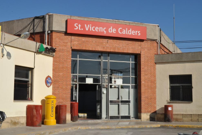 Imatge de l'entrada a l'estació de tren de Sant Vicenç de Calders.