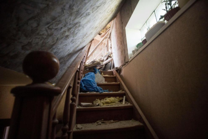 Vista del interior de una de las viviendas destruidas en Vil'khivka, situada en los alrededores de Járkov.