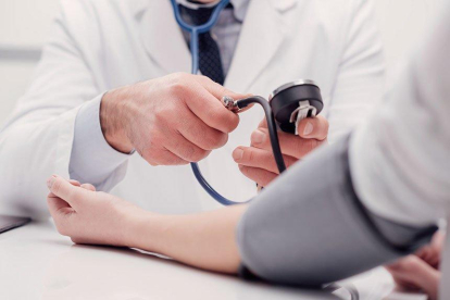 El tractament farmacològic de la hipertensió revertia l'augment del risc en gran mesura.