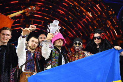 La Orquesta Kalush de Ucrania celebra en el escenario tras ganar la 66ª edición del Festival de la Canción de Eurovisión