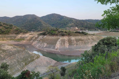 Imatge del pantà del Siurana amb un nivell molt baix d'aigua.