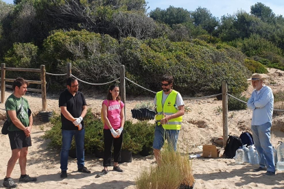 Imatge dels voluntaris que van participar en la recuperació de l'entorn natural de la Savinosa a Tarragona.