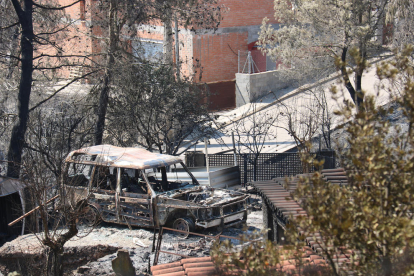 Un vehículo quemado al lado de una casa a la urbanización de River Park, en el Pont de Vilomara.