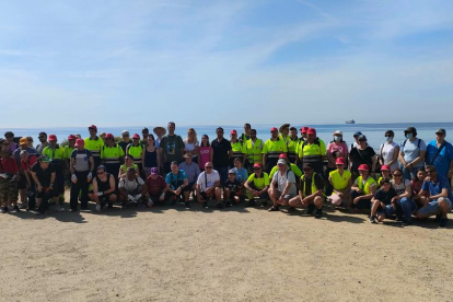 Foto de grup dels 125 voluntaris que van participar en la recuperació de l'entorn natural de la Savinosa a Tarragona.