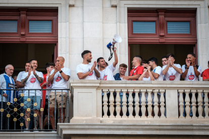Los jugadores del CF Reddis al balcón del Ayuntamiento de Reus celebrando la gran temporada.