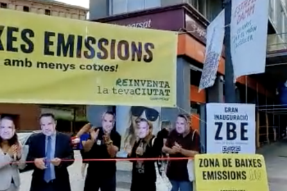 Greenpeace ha simulat una 'inauguració' de la zona de baixes emissions a Tarragona.