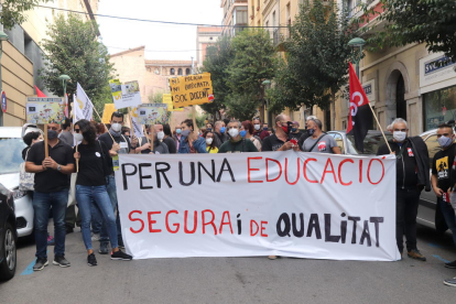 Cabecera de la concentración ante los servicios territoriales de Educació en Tarragona.