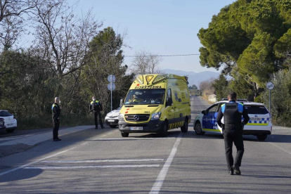 Els Mossos tallant la carretera per evitar el trànsit a la zona on s'està buscant l'autor del tiroteig.